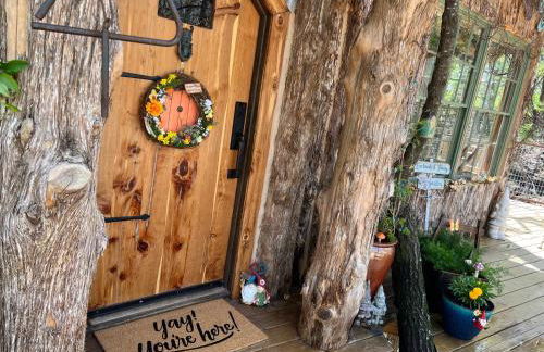 Hobbit Treehouse with waterfall on the Brazos River! 350 acres! Tubing! Petting zoo! - Foto 23