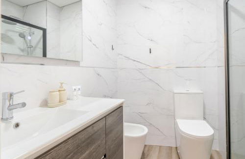 Spacious & Stylish Flat with Garage by HostWise - Foto 33