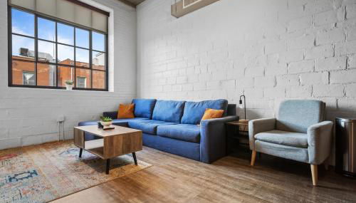 Trendy DT Loft l 2 TV's l Parking l Café - Foto 3