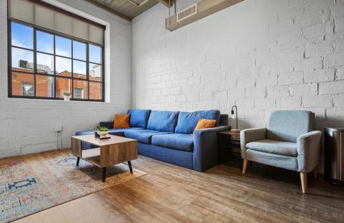 Trendy DT Loft l 2 TV's l Parking l Café - Foto 3