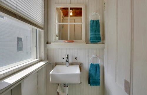 Grandmas Cottage with Sunroom Walk to Beach - Foto 16