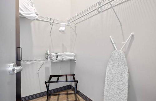 Stunning Downtown Apartment with Pool, Laundry, Parking - Foto 15