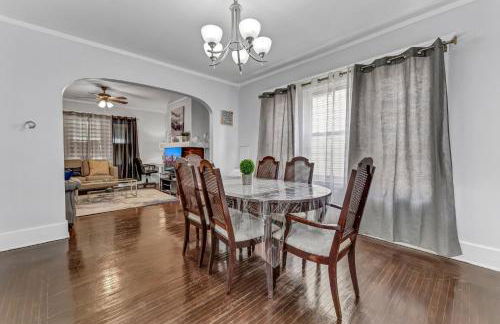 Renovated Main Floor Large 3 Bed House - Photo 4