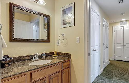 3-BR Condo with Dreamy Balcony Views, Walk to Pool - Foto 26