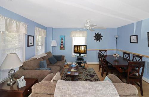 Blue Moon - Pet friendly and great location! - Photo 6