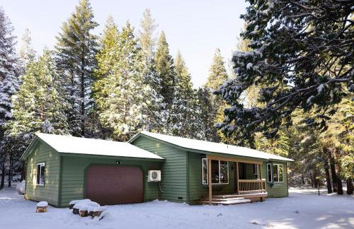Lassen National Park Luxury Cabin with Hot Tub - Foto 1