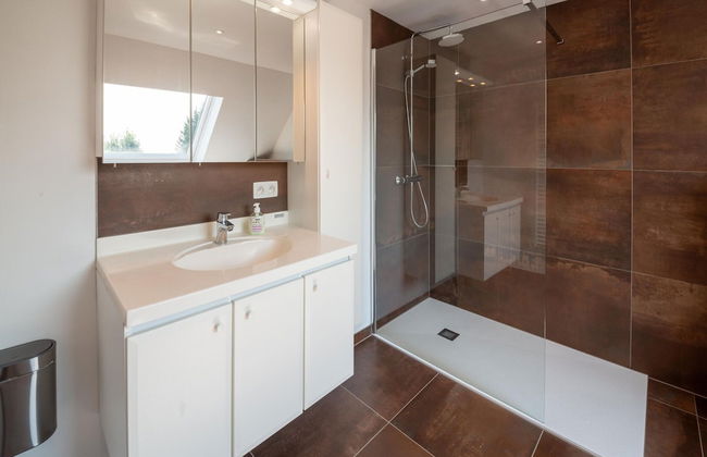 Spacious Villa With Tennis - Photo 23