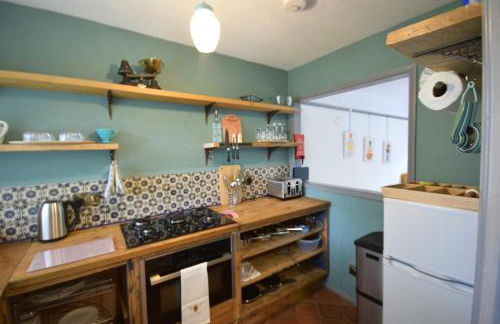 Stylish 1BR Retreat with Garden and Rustic Kitchen - Foto 15