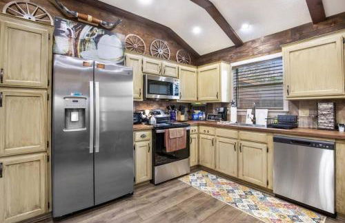 Stockyards 5 mins!-New!-Sleeps 8. Cowboy Bungalow - Foto 13