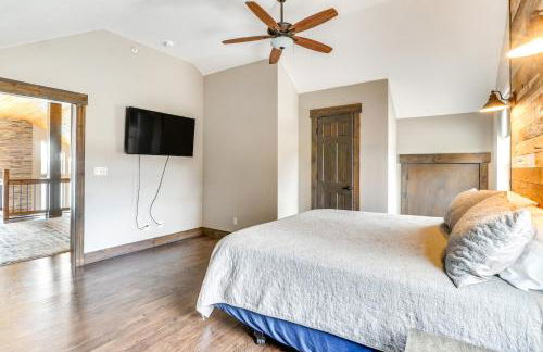 Lavish Retreat with Decks, Steps to Table Rock Lake! - Foto 17