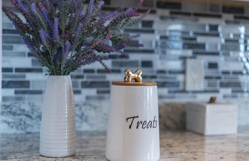 Stunning Views + Hot Tub + Location! 3 bed/3 bath - Foto 13