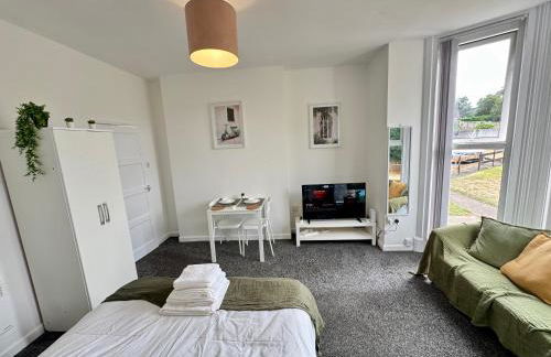 THE SPRINGFIELD SUITE - ONE BEDROOM APARTMENT - KIDDERMINSTER CENTRAL - SLEEPS 3 GUESTS - PARKING INCLUDED - WEST MIDLANDS SAFARI PARK LOCATIOn - Foto 6