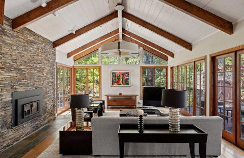 10 Acre Estate with Views Teahouse and Pickleball Court - Foto 2