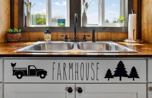 Rustic Barn Retreat w Hot Tub Game Room & FirePit - Photo 19