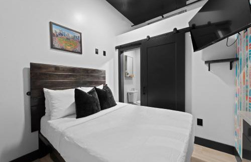 The Neon Elm Hotel - Foto 18