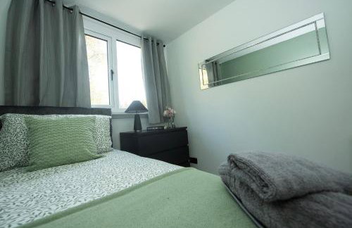 Stylish 4 Bed House, Free Parking, Close to M4 Newport - Foto 5