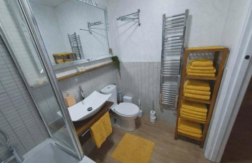 Luxury Smart 1-Bedroom Residence, Windsor,Slough, Sleeps 4, Garden, Parking - Foto 11