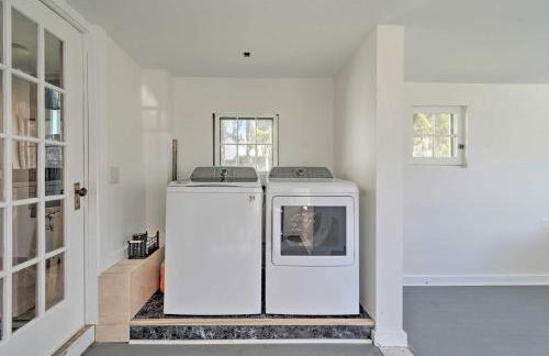 Walk to Beach! Sodus Point Escape with Private Yard - Foto 30