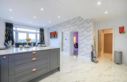 Spacious 6 Bedroom Escape with Hot Tub, Games Room & Karaoke in Yorkshire - Foto 79