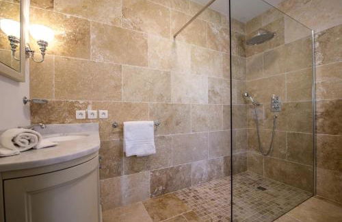 Spacious villa in Tourrettes-sur-Loup with Private Lake access Sleep 16 - Foto 12