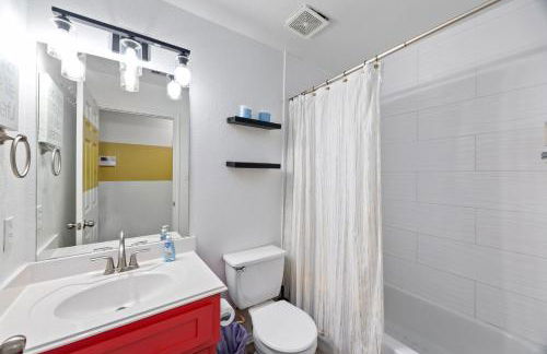 Modern 3-Story Townhome w Pool Table, Sleeps 10 Near Stadiums - Foto 46