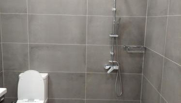 Oasis Apartments - Photo 5, Shower