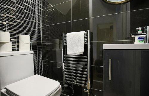 Grace House - Prime Location - Driveway Parking, Pool Table, Fast Wifi, Self Check-In and Smart TV with Sky TV and Netflix by Yoko Property - Photo 20