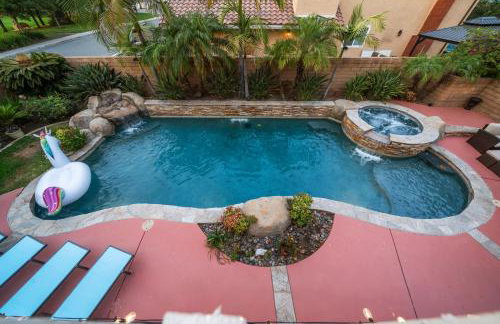 Entire Private Home with 4 Bedrooms, Pool, Hot Tub, King Bed, Garage, Available Now - Foto 39