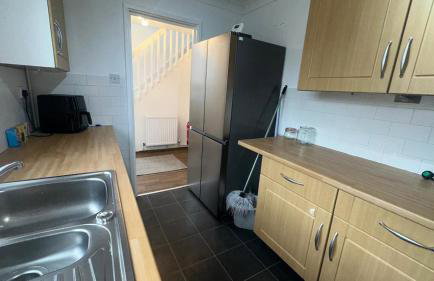 3-Bed Family Home in Furzton, Near Lake & Parking - Photo 8