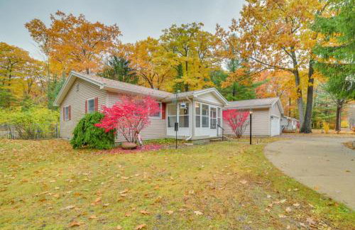 Cozy Houghton Lake Home with Fire Pit and Porch - Foto 21