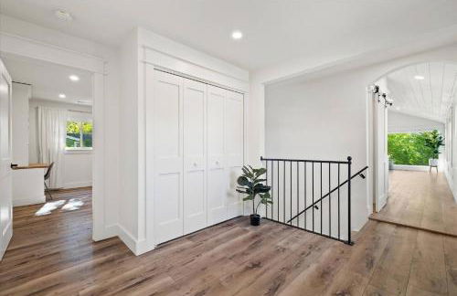 Designer Home w/ Lake Views+Walk to Downtown&Beach - Foto 10