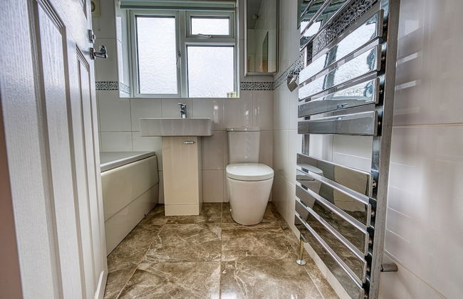 Modern 3 Bedroom 2 Bath Hse with Parking - Foto 3