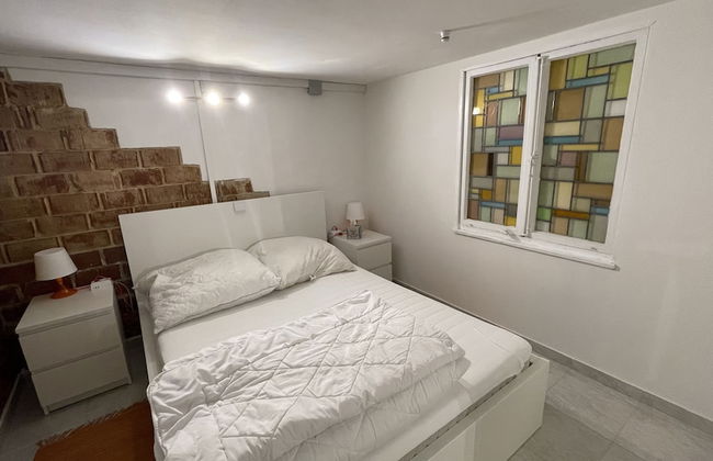 Cozy Furnished Basement Apartment - Photo 7