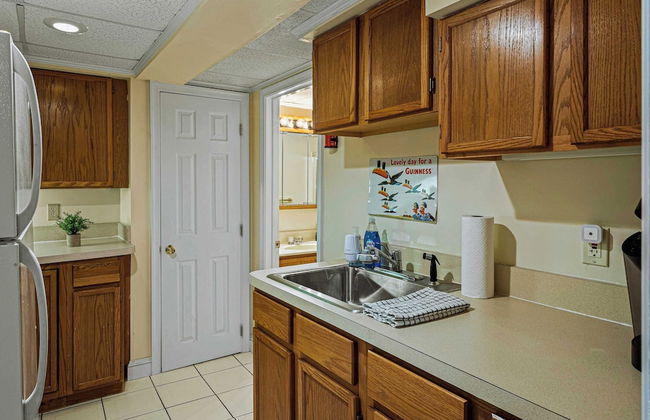 Frolic on Fern by Avantstay Enclosed Deck w/ Forest Views, Bar - Photo 28