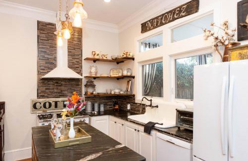 The Dollhouse - 3 Bed, 2 Bath, Walk to Downtown - Foto 15