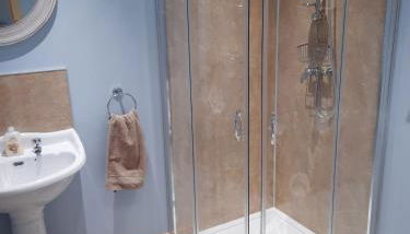 A Stylish Country Retreat! - Photo 3, towels, Shower