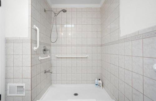 Spacious 5BR Coastal Retreat - 8 Beds Beach & Golf - Photo 20