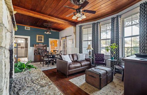 Kingsby Farmhouse - 1BR with 2 Queens & Mountain Views - Photo 8