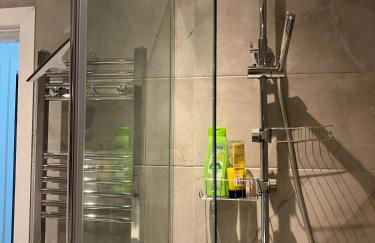 3 Bedroom home, with 4 beds, parking, walk to station & town centre families and business visitors welcome - Foto 38