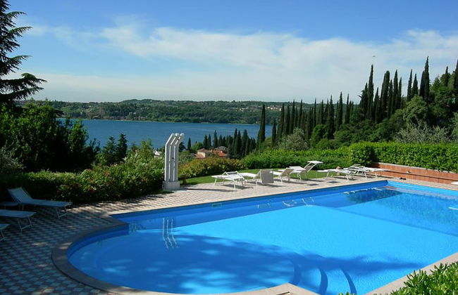 Lovely Flat With Shared Pool and Amazing Lake View - Photo 11