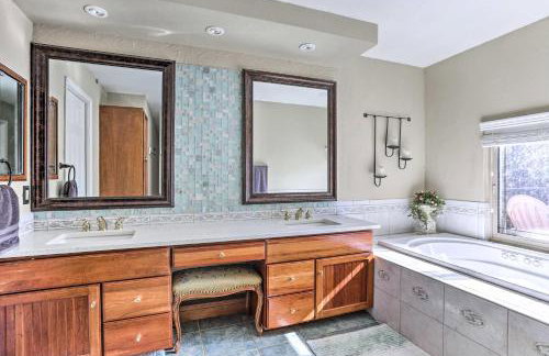 Near Shops & Eats! Centennial Home w/ Sunroom - Foto 22