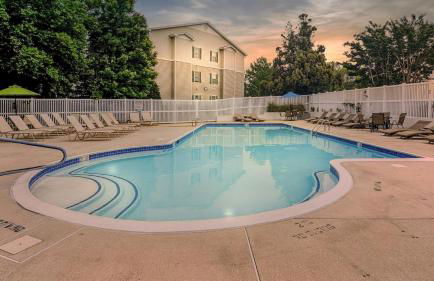 Modern and Comfy-2BR 2BA with pool access - ground floor, Near Outlets & Beaches - Foto 8