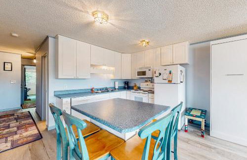 Cozy Coastal Condo Steps from the Beach with Deck Views - Foto 8