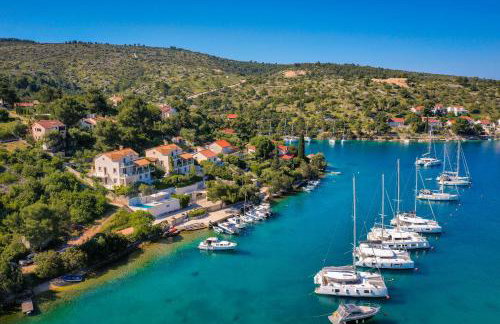 VILLA PHILIPPA - luxurious five-room villa - idyllic location - first row to the sea - spectacular view of the sea bay - unforgettable sunsets - 15 minutes from Supetar ferry port - free parking - private heated pool - Foto 8