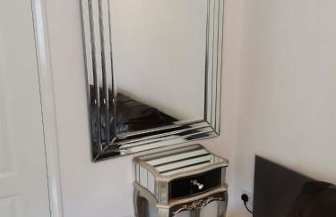 Newly Renovated Cosy 1 bed flat, 4 minutes walk to Town Centre, 3 minutes walk to the train station, Free parking, Modern, fresh and spacious living room, Netflix ready smart TV, Wifi - Photo 18