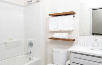 Spacious Luxury 2BR Apt Near Fiserv with Parking - Foto 14