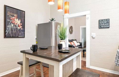 Charming and Historic Bungalow Near All - Foto 16