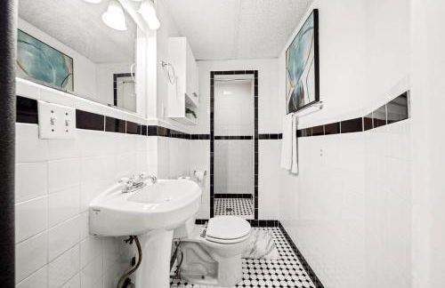 Cozy Up in 5BR Apt Near Charming Oak Square - Foto 18