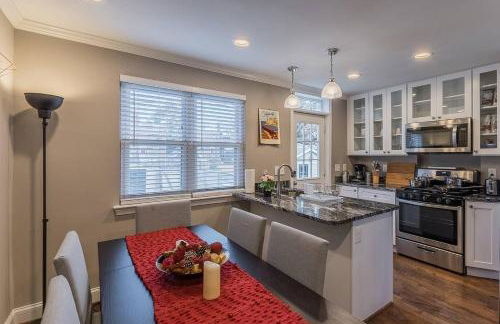 Beautiful 3br 2ba House with cozy backyard by CozySuites - Foto 16