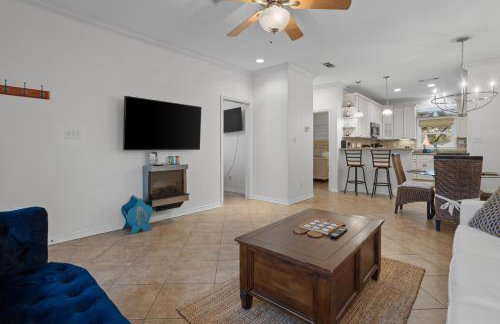 Steps from the Sand and Town Green - 2BR Coastal Retreat - Foto 8